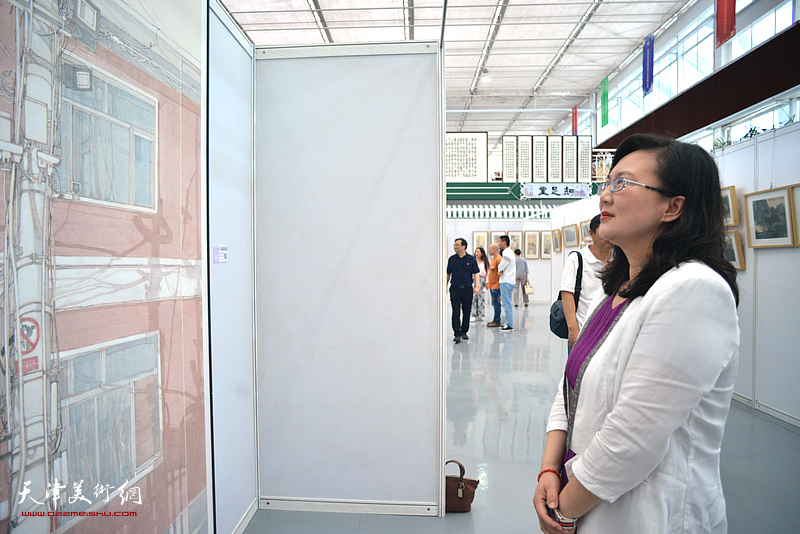 刘巍观看展出的作品。