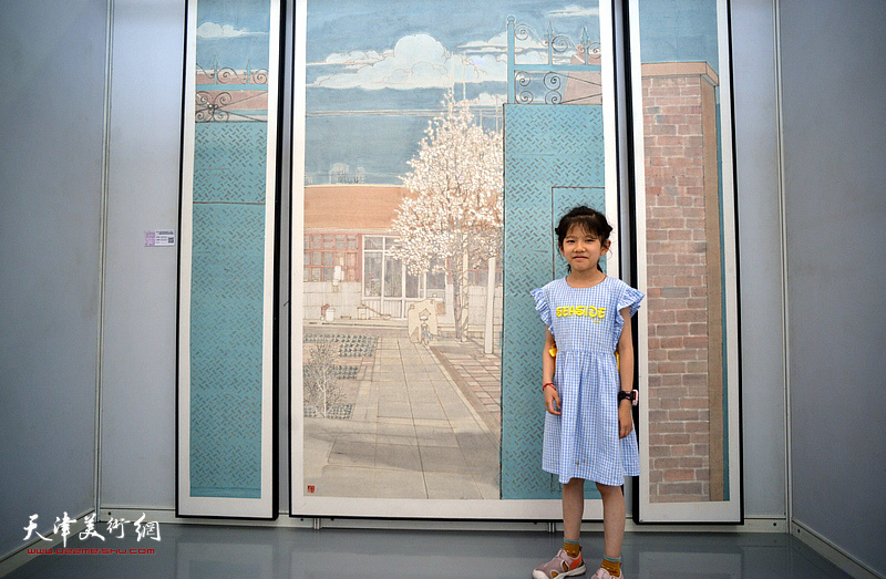 小画家晨熙在展览现场。