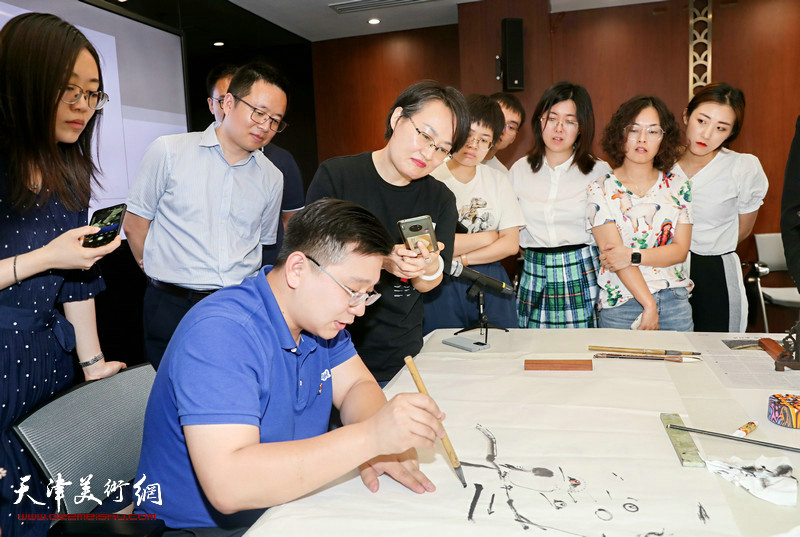 青年书画家张耀受邀为天津国有资本投资运营有限公司做专题书画讲座