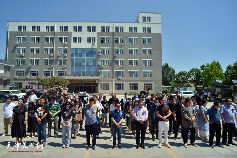 “澄怀味象，丹青颂党——三见山水书画院首届院展”开幕仪式现场。