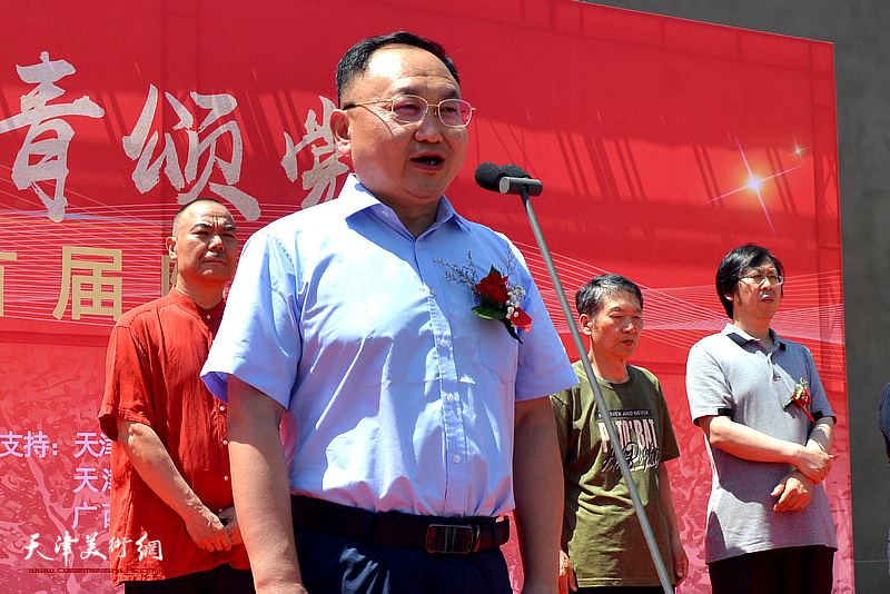 平度市政协主席王富军宣布三见山水书画院首届院展开幕。