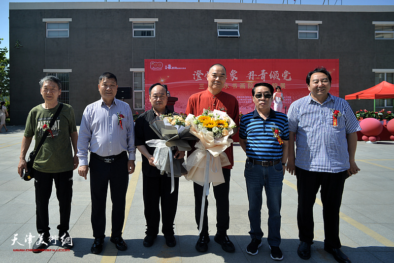 左起：陈学文、皮志刚、张涌、郑永盛、李金峰在画展现场。