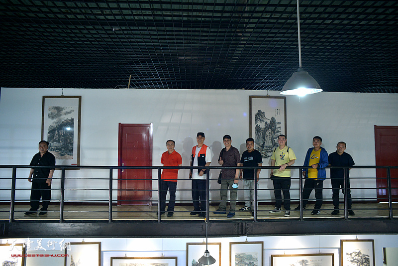 左起：张涌、何东、王慧智、朱立鸿、李绘君、王选评、王健峰、高爽在画展现场。