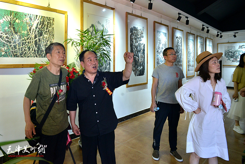 张涌陈学文在画展现场观看展出的作品。