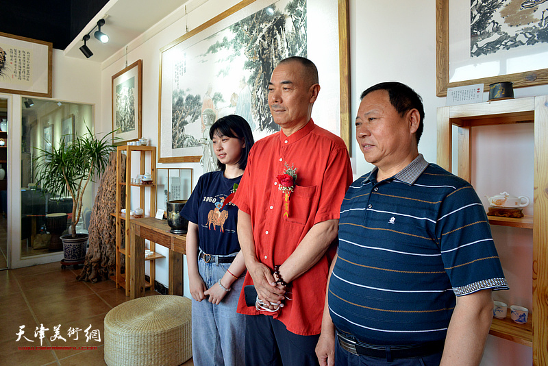 王慧智、杨寿敏、杨天琪在三见山水书画院观赏藏品。