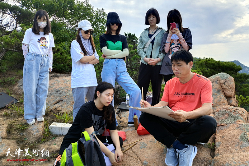 三见山水书画院书画家到抗日战争时期胶东革命老根据地之一大泽山采风写生。