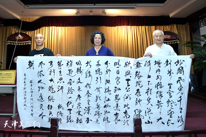 书画家郭志斌向天津组委会赠送墨宝。
