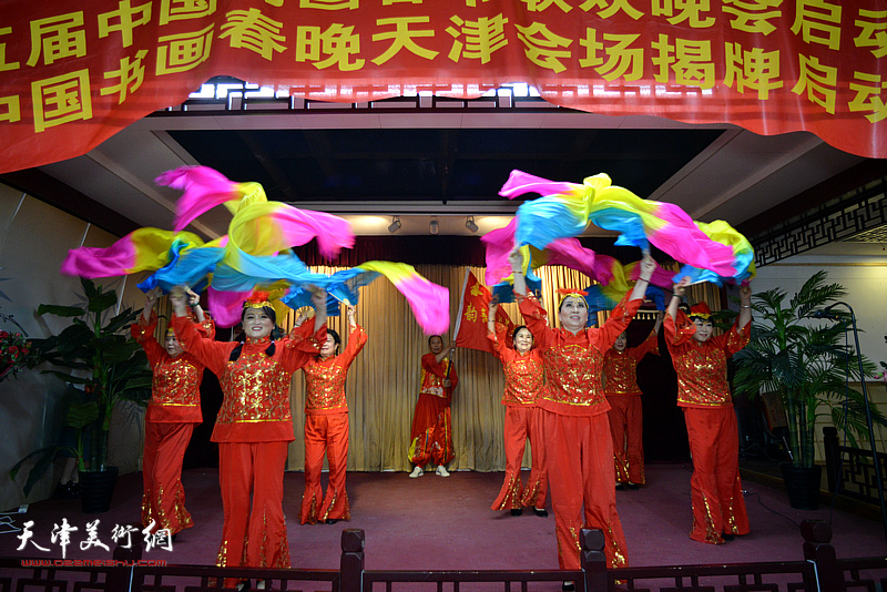 韵舞飞扬艺术团在揭牌启动仪式上演出舞蹈《开门红》。