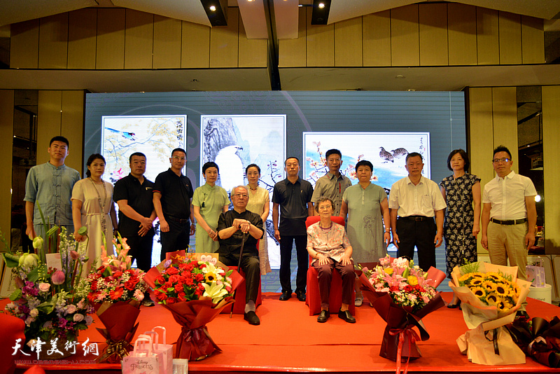 著名画家贾宝珉教授与新收的十二位新弟子在收徒仪式上。
