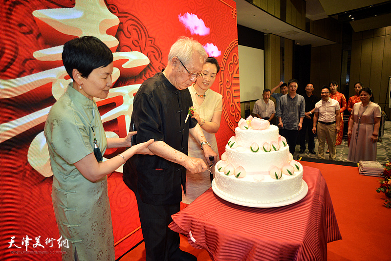 贾宝珉先生为到场嘉宾切生日蛋糕。