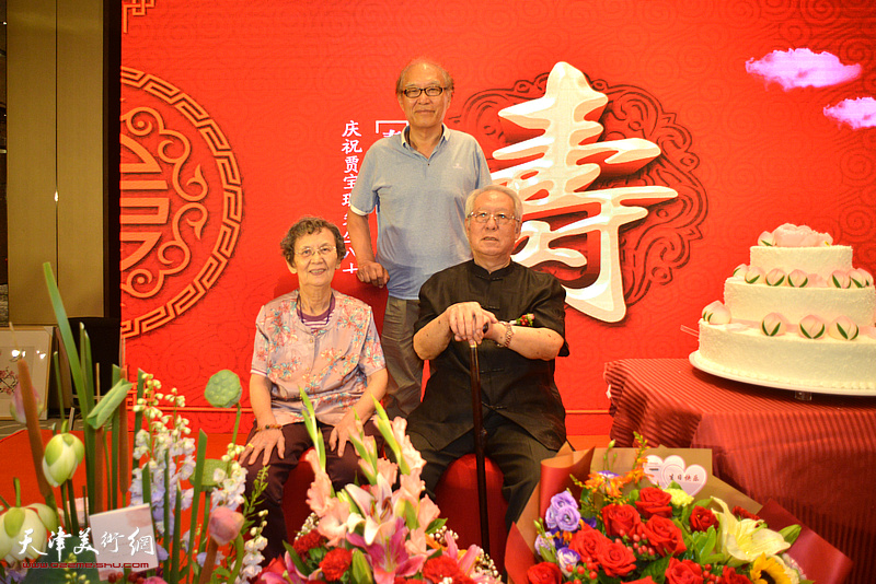 贾宝珉、夏慧敏夫妇与何延喆在活动现场。 