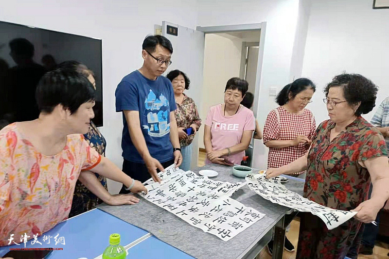 魏云飞老师为小书画家指点作品。