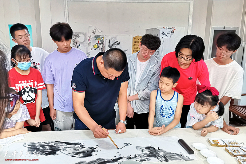 王润老师在怀德书院为小书画家进行现场课徒示范。