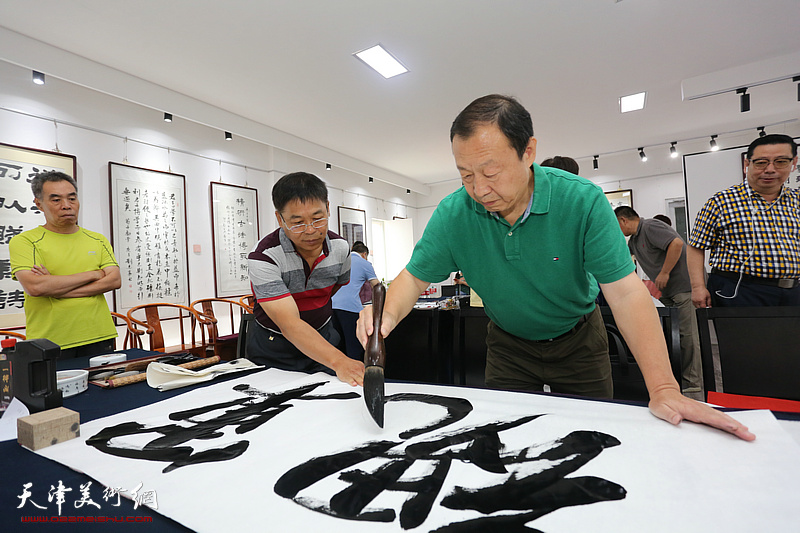 墨醉画馆书画家挥毫泼墨致敬最可爱的人