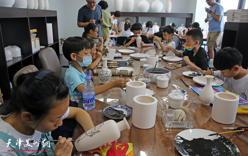 少儿瓷画创作体验活动在市群艺馆艺术实践基地——天津同飞书画院启动