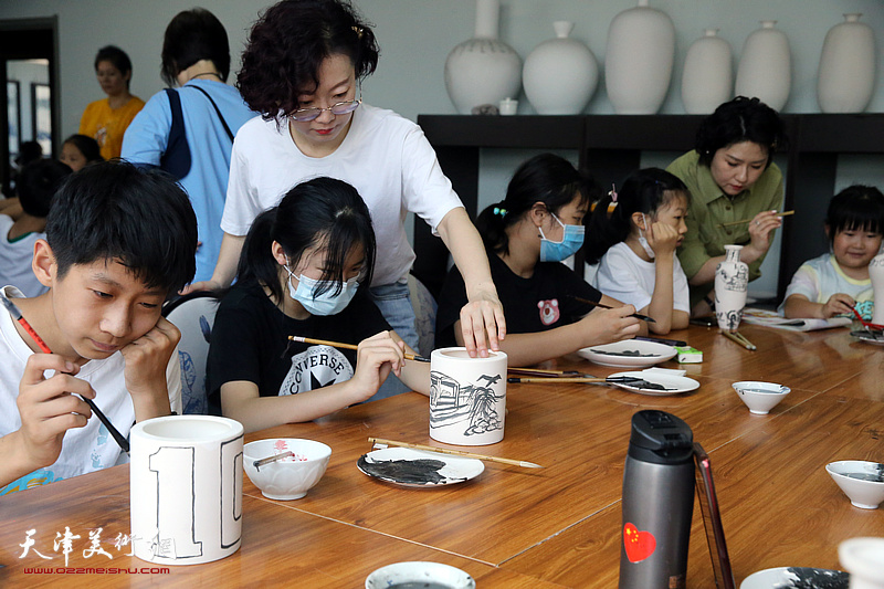 少儿瓷画创作体验活动在天津市群艺馆艺术实践基地——天津同飞书画院启动。