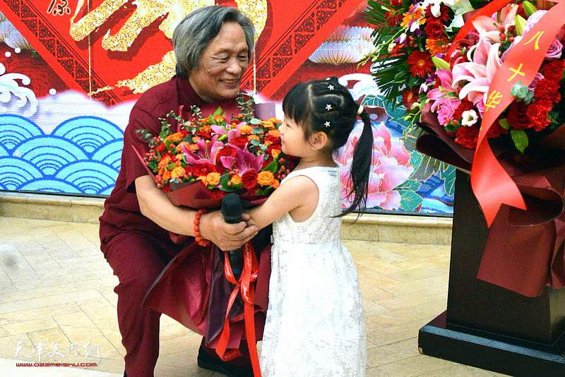 刘乃驹的小外孙女向爷爷祝贺八秩华诞。