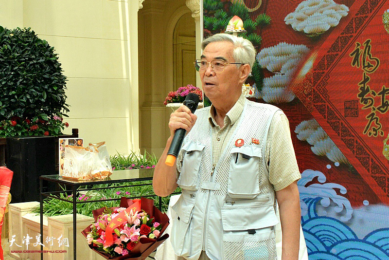 天津海天书画院理事长张建国发表贺寿辞。