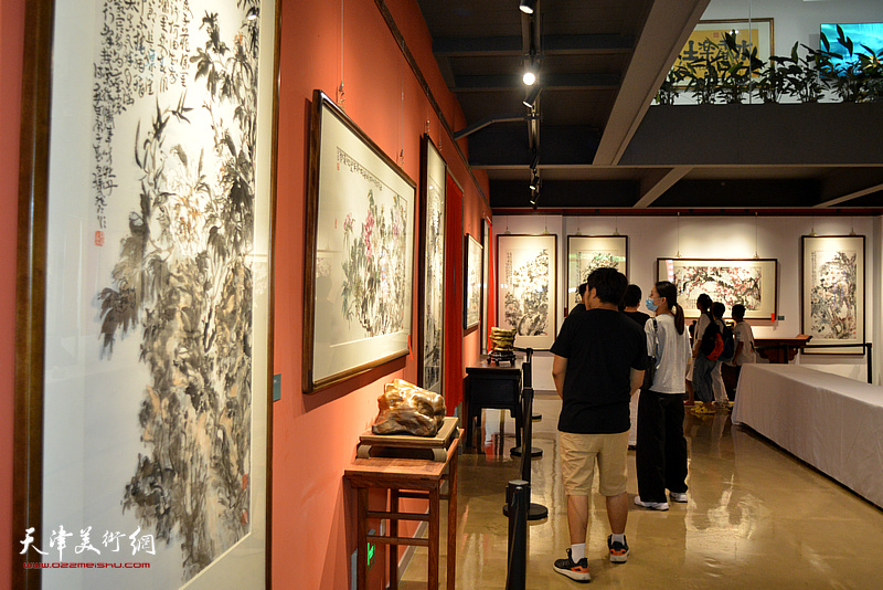 “其中有象——孙飞中国画作品展”在水香洲文化艺术中心开幕。