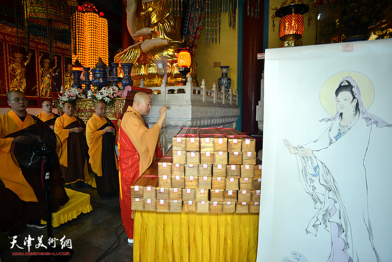 大悲禅院为荣宝斋木板水印制作范曾先生恭绘的《观世音菩萨造像》洒净加持