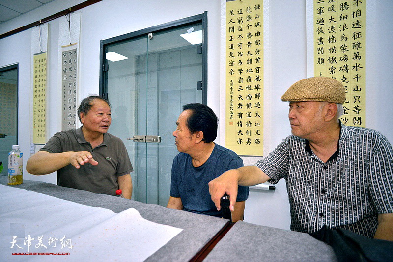 王炳学、顾志新、蔡长奎在学津书院南开校区交流。