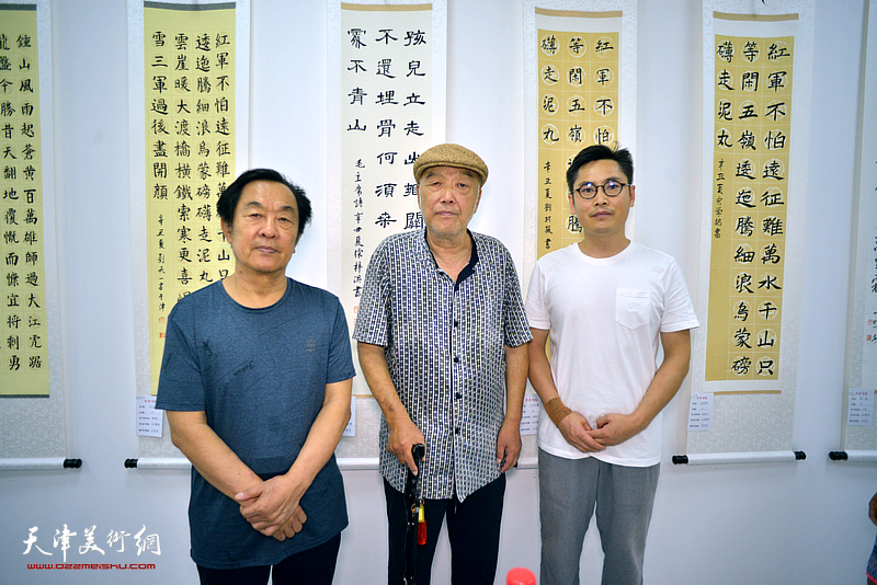 王全聚、顾志新、李继强在“师生同书毛主席诗词展”现场。