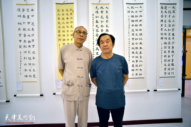 王全聚、王炳学在“师生同书毛主席诗词展”现场。