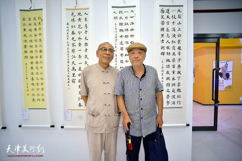 顾志新、王炳学在“师生同书毛主席诗词展”现场。