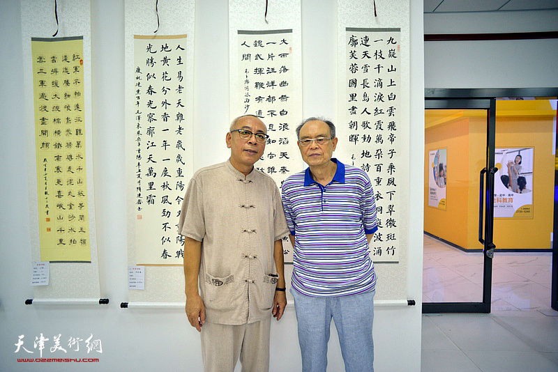 费超杰、王炳学在“师生同书毛主席诗词展”现场。