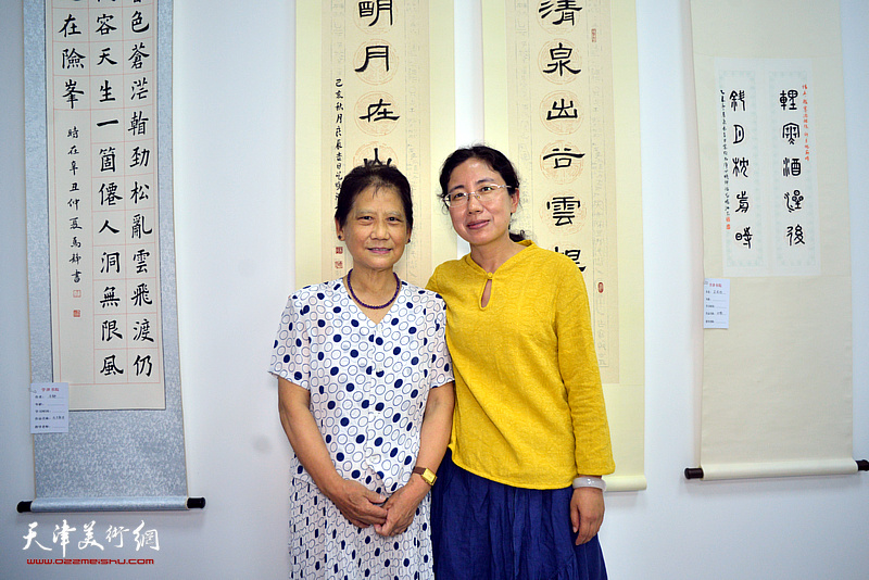 闫在民、吴晓池在“师生同书毛主席诗词展”现场。