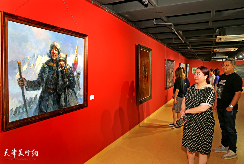 “红色印象”天津市庆“八一”群艺油画沙龙优秀作品展现场。