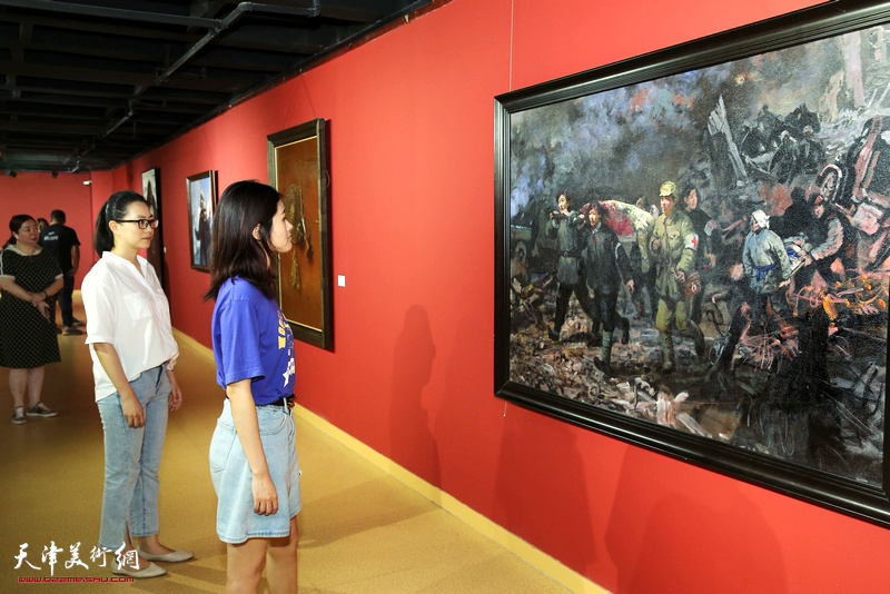 “红色印象”天津市庆“八一”群艺油画沙龙优秀作品展现场。