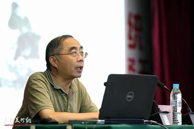 天津美术学院学术委员会主任、硕士研究生导师喻建十做《“识画”实说——以山水画为例》专题授课。