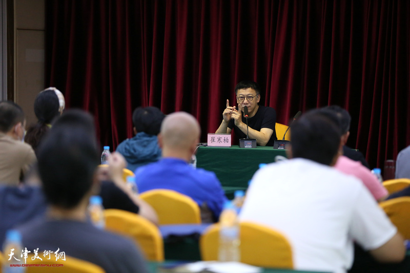 中国书法家协会会员、第七届全国兰亭奖金奖获得者崔寒柏做《书法的生命在于书写》专题授课。
