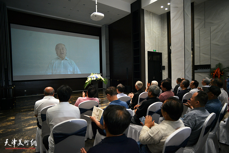 中国美术家协会副主席、天津市美术家协会主席王书平、天津美术学院院长贾广健发来祝贺视频。