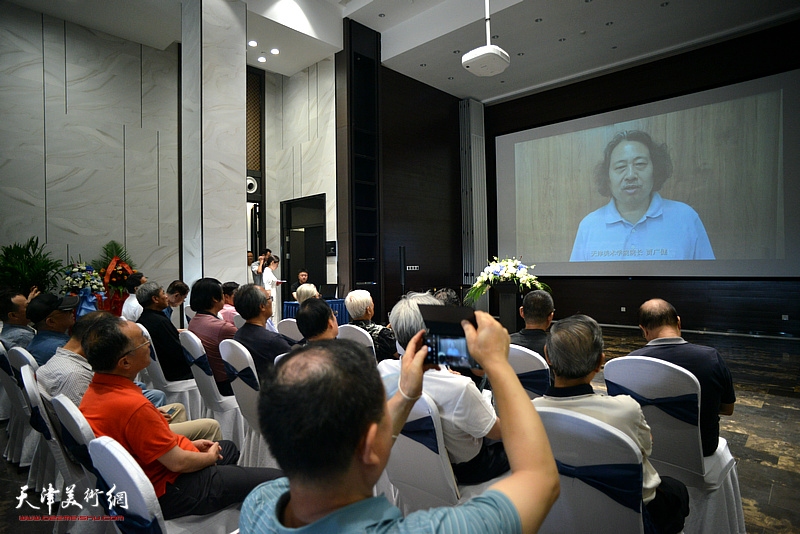 天津美术学院院长贾广健发来祝贺视频。