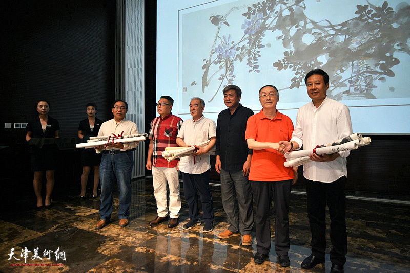 何东、张运河、张维代表参展艺术家为摩诘美术馆捐赠作品。