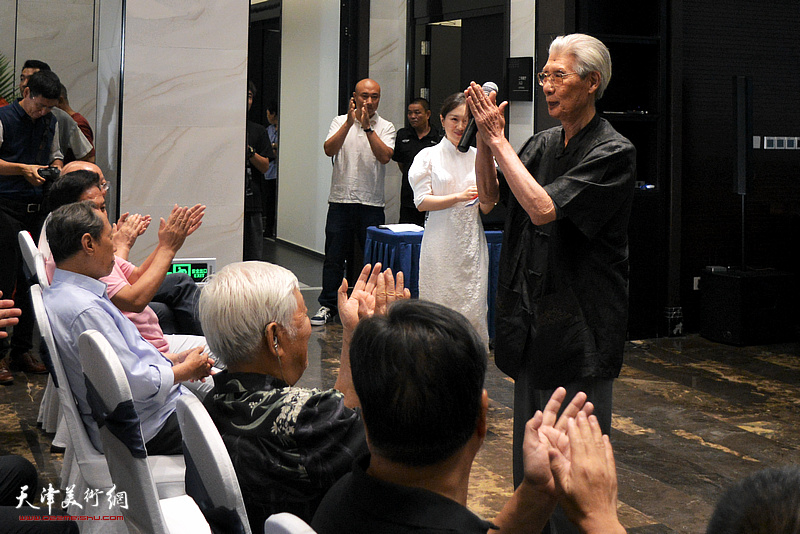 天津美术学院教授、美术教育家杨德树先生宣布展览开幕。