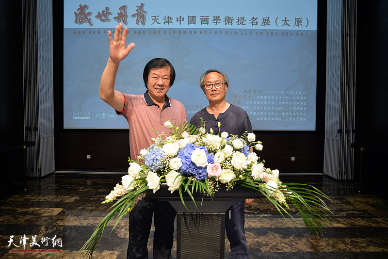 左起：史振岭、陈福春在展览开幕仪式现场。