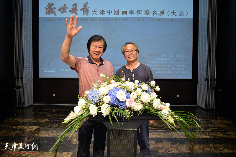 左起：史振岭、陈福春在展览开幕仪式现场。