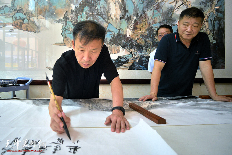 张建会主席为皮志巨幅新作《江山万里图》题款。