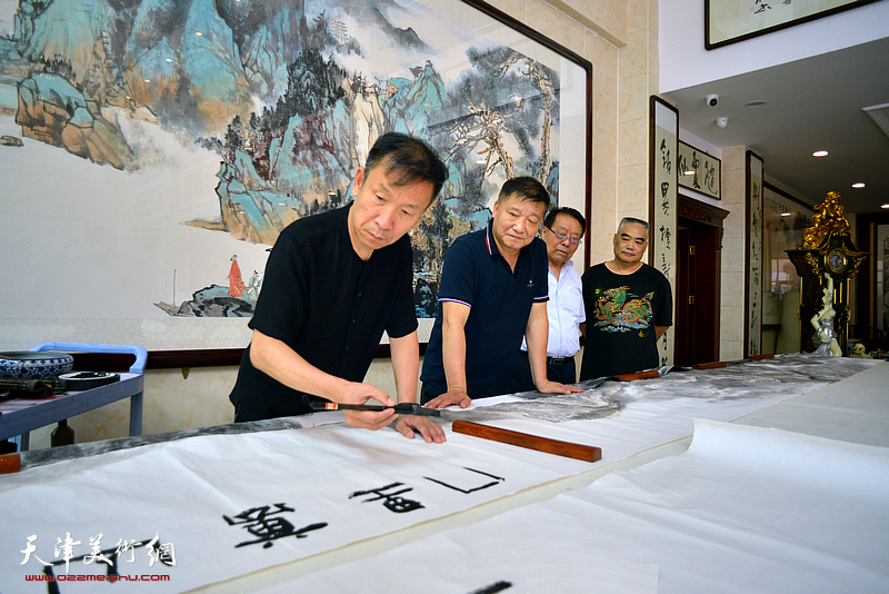 著名山水画家皮志完成巨幅《江山万里图》，张建会主席欣然挥毫为作品题款