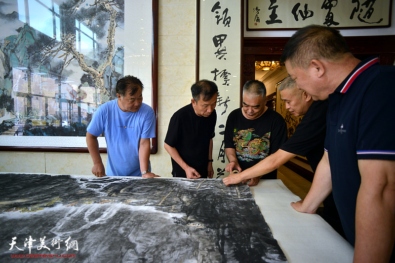 著名山水画家皮志完成巨幅《江山万里图》，张建会主席欣然挥毫为作品题款