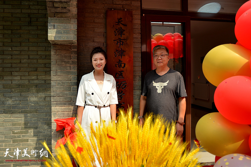 励学书院院长赵炳刚、仁学书院院长刘莹莹为励学书院分院揭牌。
