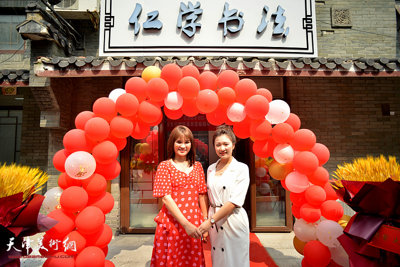 刘莹莹、苏雪莲在仁学书院开业庆典暨励学书院分院挂牌仪式现场。