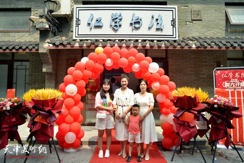 刘莹莹与来宾在仁学书院开业庆典暨励学书院分院挂牌仪式现场。
