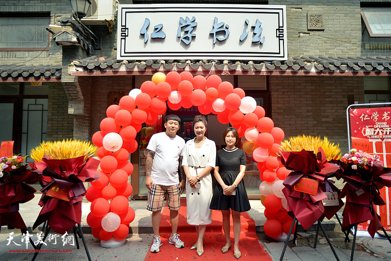 刘莹莹与来宾在仁学书院开业庆典暨励学书院分院挂牌仪式现场。