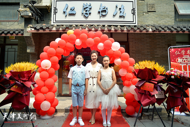 刘莹莹与郑亚轩、史雅婷在仁学书院开业庆典暨励学书院分院挂牌仪式现场。