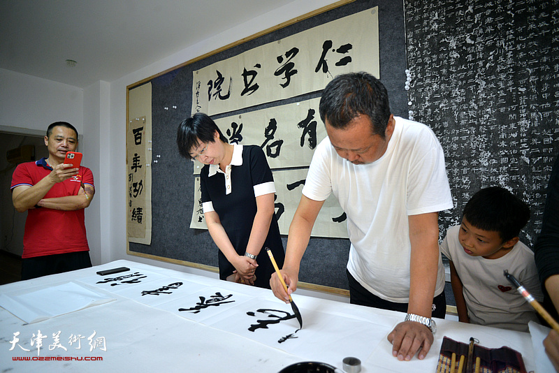 刘建军在仁学书院开笔。