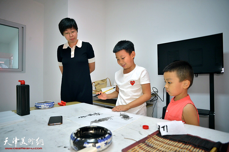 张楠与小学员在仁学书院开笔。